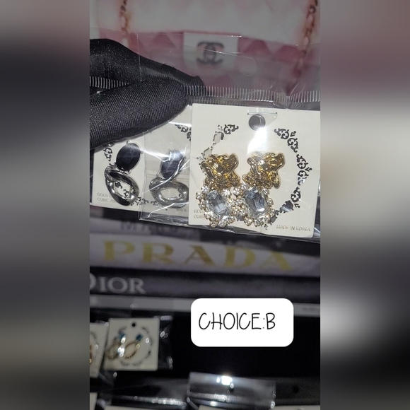 NEW CUBIC ZIRCONIA GOLD DIPPED EARING UNIQUE .CUSTOM MADE💎CHOOSE YOUR LETTER💠 - Picture 3 of 10